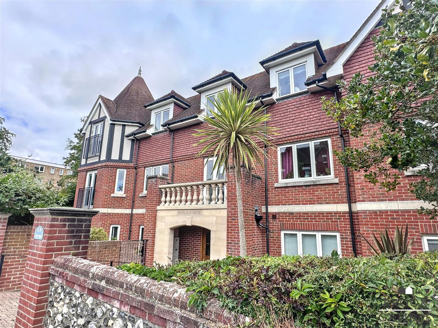 2 Bedroom Flat. Carew Road in Eastbourne,  10